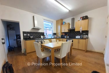 7 bed house, Chestnut Avenue, Hyde Park, Leeds, LS61AZ - Image 1