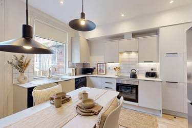 5 bed house, Beamsley Grove, Burley, Leeds, LS61LA - Image 1
