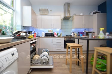 12 bed house, Grosvenor Road, Rampart Road, Leeds, LS62DZ - Image 2