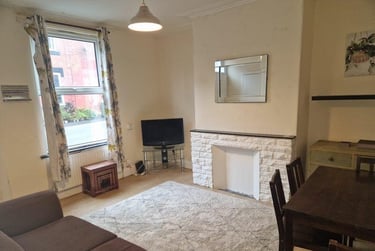2 bed house, Harold Mount, Hyde Park, Leeds, LS61PW - Image 1