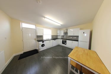 6 bed house, Brudenell Grove, Hyde Park, Leeds, LS61HP - Image 1