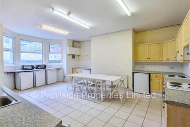 9 bed house, Belle Vue Road, Hyde Park, Leeds, LS31DY - Image 2