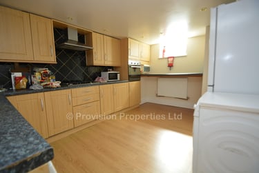 6 bed house, Welton Mount, Hyde Park, Leeds, LS61ET - Image 2