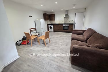3 bed flat, Moorland Avenue, Hyde Park, Leeds, LS61AP - Image 1