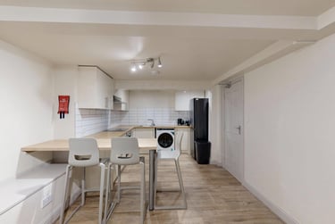 2 bed flat, Otley Road, Meanwood, Leeds, LS165JX - Image 1