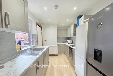 7 bed house, Manor Drive, Hyde Park, Leeds, LS61DD - Image 2