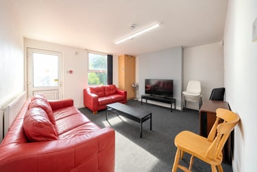 7 bed house, Ashville Road, Burley, Leeds, LS61NA - Image 1