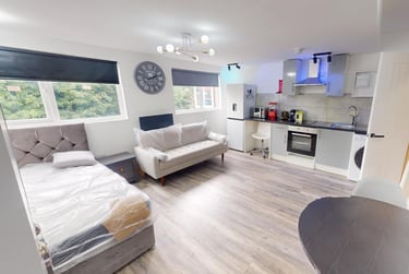 1 bed studio, Cardigan Road, Burley, Leeds, LS61QL - Image 1