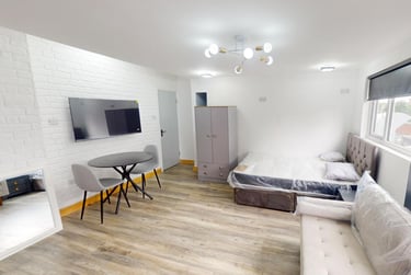 1 bed studio, Cardigan Road, Burley, Leeds, LS61QL - Image 2