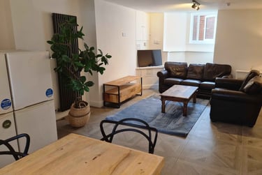 6 bed house, Ridgeway Terrace, Rampart Road, Leeds, LS62HU - Image 1