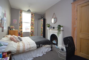 6 bed house, Ridgeway Terrace, Rampart Road, Leeds, LS62HU - Image 1