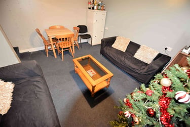 4 bed house, Elizabeth Street, Hyde Park, Leeds, LS61JF - Image 1