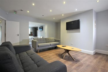 8 bed house, Hyde Park Road, Hyde Park, Leeds, LS61AG - Image 1