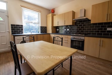 6 bed house, Chestnut Avenue, Hyde Park, Leeds, LS61AZ - Image 1
