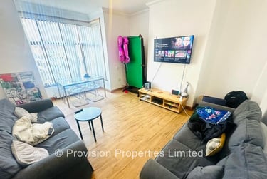 6 bed house, Ebberston Terrace, Hyde Park, Leeds, LS61AU - Image 1