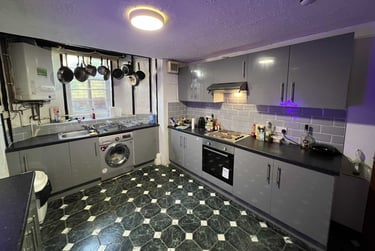 6 bed house, Brudenell Grove, Hyde Park, Leeds, LS61HP - Image 2