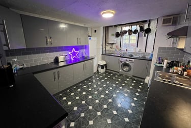 6 bed house, Brudenell Grove, Hyde Park, Leeds, LS61HP - Image 1