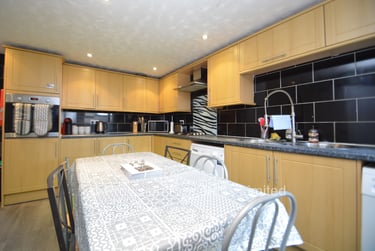 6 bed house, Providence Avenue, Rampart Road, Leeds, LS62HN - Image 3
