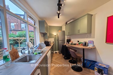 5 bed house, Manor Drive, Hyde Park, Leeds, LS61DD - Image 2