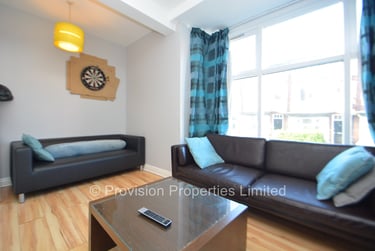 5 bed house, Manor Drive, Hyde Park, Leeds, LS61DD - Image 1