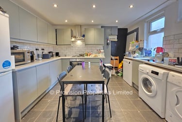 6 bed house, Manor Drive, Hyde Park, Leeds, LS61DD - Image 2