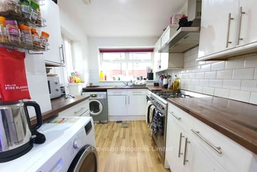 7 bed house, Walmsley Road, Burley, Leeds, LS61NG - Image 2
