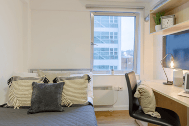Bronze 6-7 Bed Room - Image 1