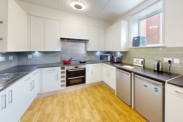 Ensuite Room at Broadgate Park, Turnpike Lane, Beeston, Nottingham, NG92RX - Image 3