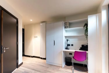 Premium Ensuite in 2 Bed Apartment - Image 2