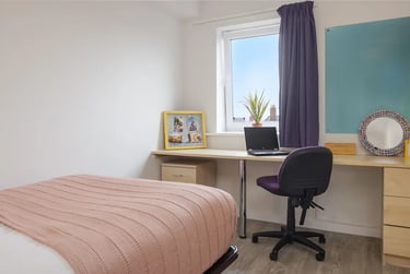 Budget Ensuite at Knoll Court, Tower Street, City Centre, Newcastle, NE12HW - Image 1