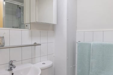 Budget Ensuite at Knoll Court, Tower Street, City Centre, Newcastle, NE12HW - Image 4