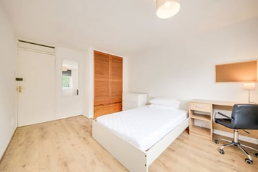 3 bed flat, Long Meadow Way, Hales Place, Kent, CT27DG - Image 2