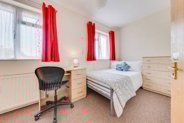 6 bed house, Kent Avenue, Christchurch, Kent, CT11RN - Image 1