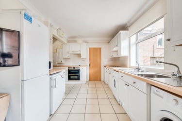 6 bed house, Kent Avenue, Christchurch, Kent, CT11RR - Image 2