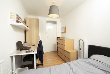 4 bed house, Sundridge Close -No Bills, Hales Place, Kent, CT27QW - Image 3