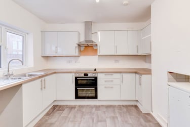 5 bed house, St Martins Terrace -No Bills, Christchurch, Kent, CT11QB - Image 2