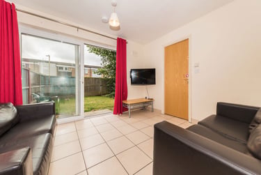 6 bed house, Suffolk Road, Christchurch, Kent, CT11SA - Image 1