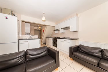 6 bed house, Suffolk Road, Christchurch, Kent, CT11SA - Image 2