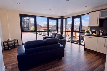 3 bed flat, 121 Fitzwilliam Street, Devonshire Green, Sheffield, S14JP - Image 2