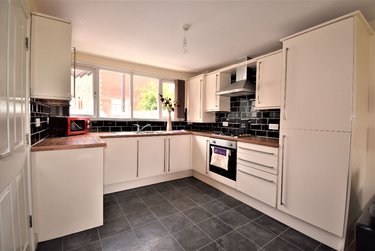4 bed house, Dorset Street, Broomhall, Sheffield, S102FW - Image 2