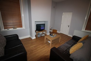 2 bed flat, Simonside Terrace, Heaton, Newcastle, NE65DR - Image 1