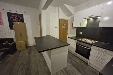 3 bed house, Harold Place, Hyde Park, Leeds, LS61PQ - Image 1