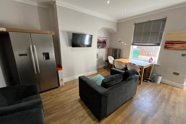 1 bed house, Room 4, 86 Hough Lane, Bramley, Leeds, LS133PT - Image 1