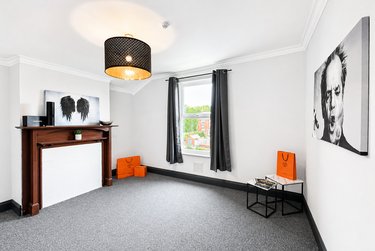 2 bed flat, 168 Austhorpe Road, Harehills, Leeds, LS158EF - Image 1