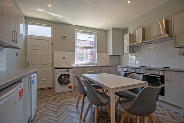 6 bed house, Langdale Terrace, Kirkstall, Leeds, LS63DY - Image 1