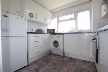 3 bed flat, Hawe Close, Hales Place, Canterbury, CT27DL - Image 1