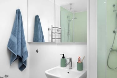 Large En Suite - Image 4