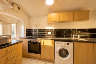 5 bed flat, Forest Road West F 1 - 5 Bed Bills Inc, Arboretum, Nottingham, NG74ER - Image 2