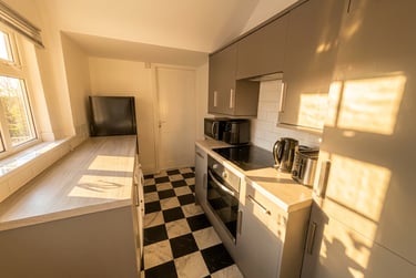 4 bed house, Midland Avenue - 4 Bed Bills Inc, Lenton, Nottingham, NG72FD - Image 2