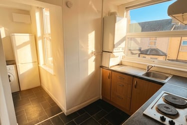 2 bed flat, c Peveril Street - 16844, Radford, Nottingham, NG74AH - Image 1